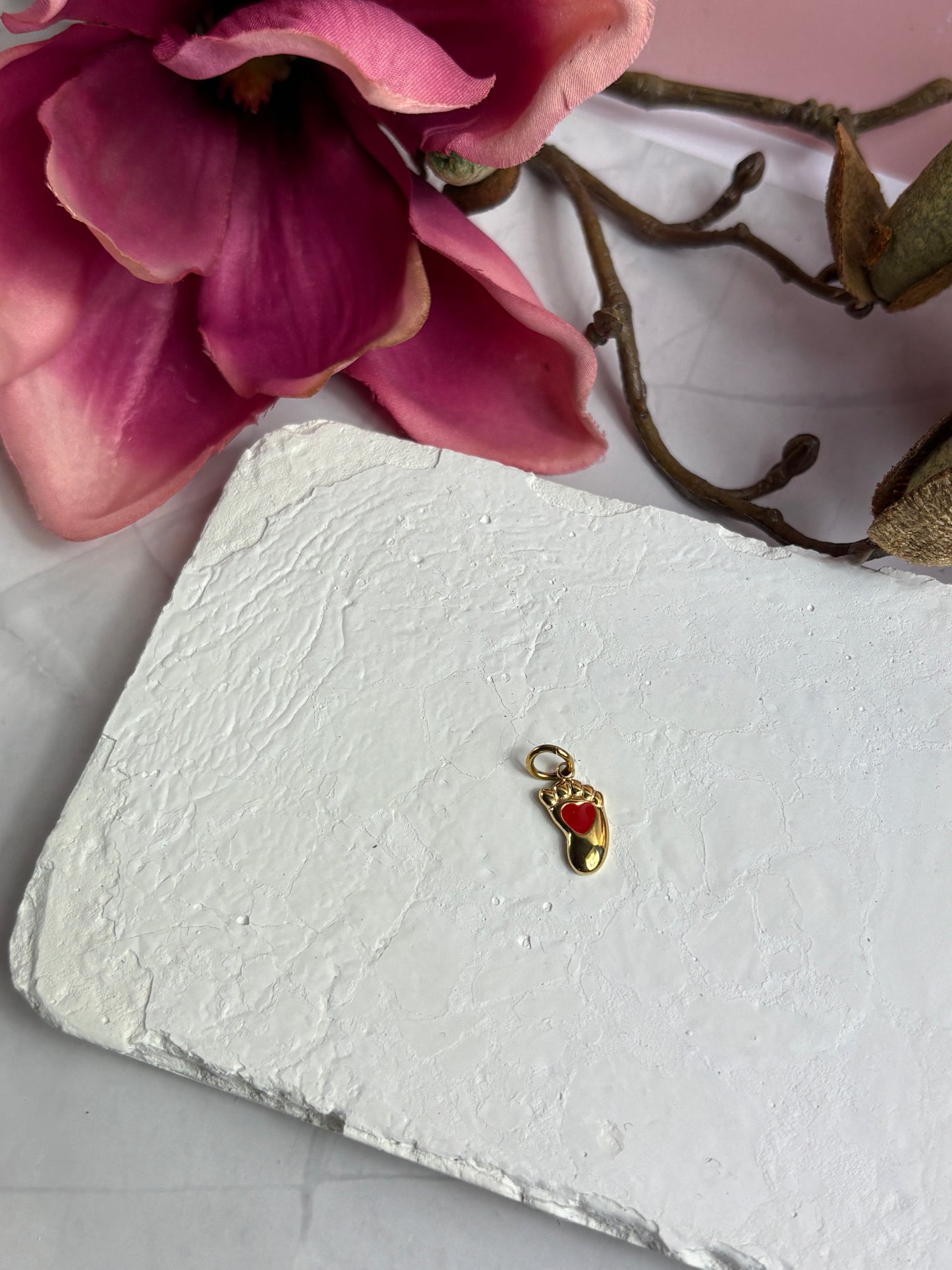 Charms „ Babyfeet red“